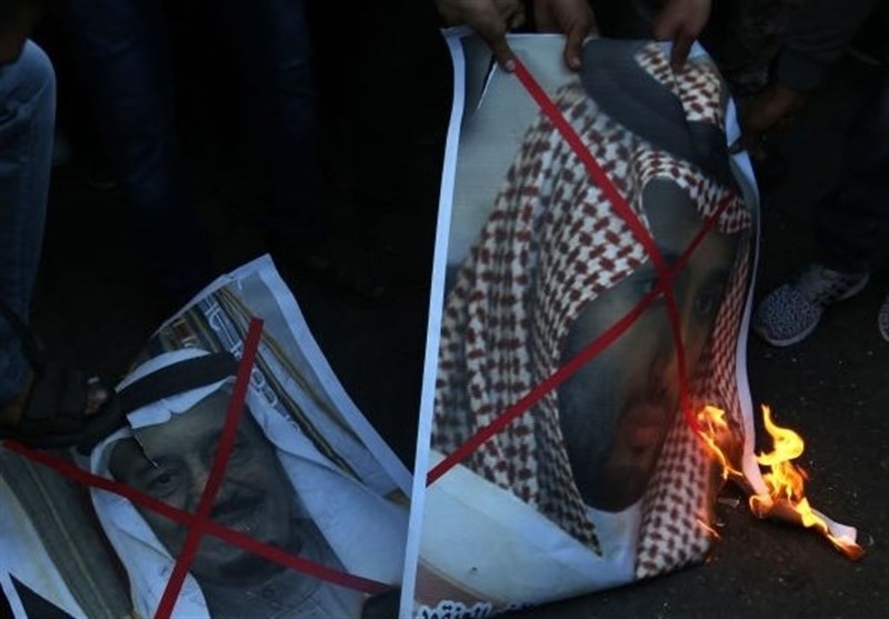 Palestinian Protesters Burn Pictures of Saudi King, Crown Prince (+Photos)