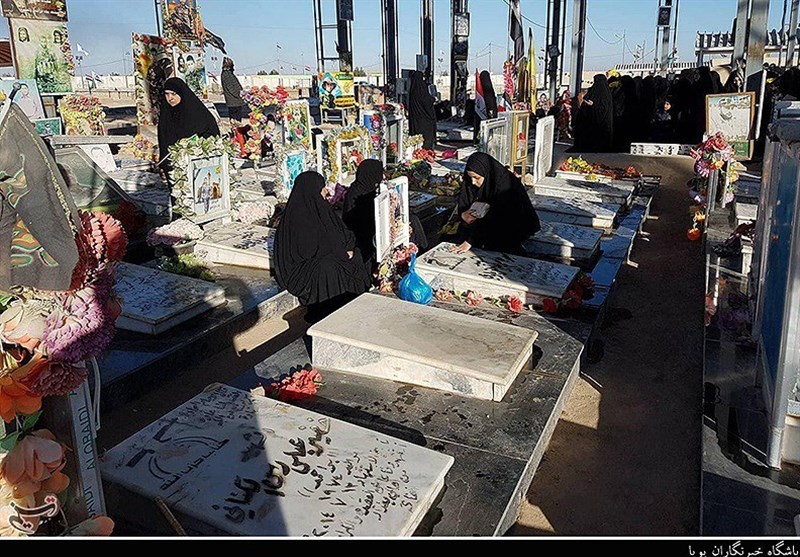 تجدید بیعت مردم عراق با شهدا در روز جشن پیروزی بر داعش + عکس