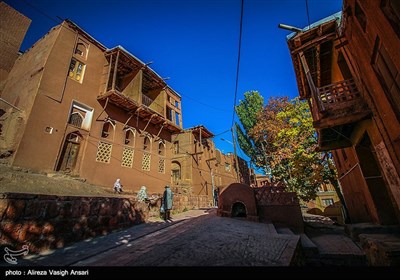 روستای ابیانه در فصل خزان