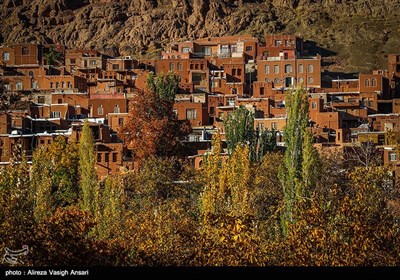 روستای ابیانه در فصل خزان