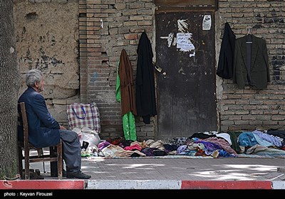 جمعه بازار خیابان سیروس نیز در نوع خود بسیار خاص است چرا که این خیابان را به محلی برای فروش انواع و اقسام وسایل و لوازم دست دوم تبدیل کرده است.