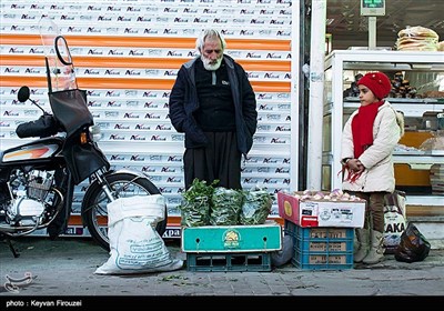 علیرغم اینکه در این خیابان مغازهای تجاری زیادی وجود دارد اما قشر کم درآمد و حاشیه نشین سنندج از پیر و جوان، با شغل های کاذب و بساط دستفروشی از گذشته تا کنون مشغول به کسب درآمد هستند.