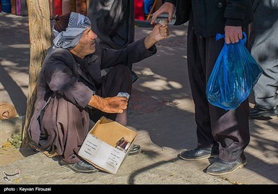 خیابان انقلاب شهر سنندج، که در میان مردم به خیابان سیرویس معروف است، از اولین خیابان های ساخته شده این شهر است که به سبب قدمت، وجود دو بازارچه قدیمی و همچنین جایگاه اجتماعی آن، بسیار پر تردد است.