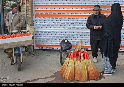 جمعه بازار خیابان سیروس نیز در نوع خود بسیار خاص است چرا که این خیابان را به محلی برای فروش انواع و اقسام وسایل و لوازم دست دوم تبدیل کرده است.