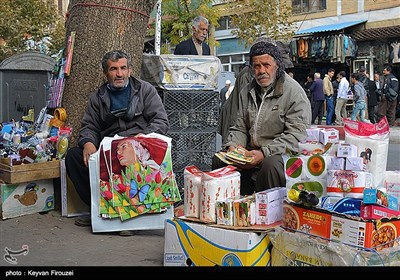 علیرغم اینکه در این خیابان مغازهای تجاری زیادی وجود دارد اما قشر کم درآمد و حاشیه نشین سنندج از پیر و جوان، با شغل های کاذب و بساط دستفروشی از گذشته تا کنون مشغول به کسب درآمد هستند.