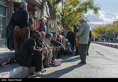 خیابان انقلاب شهر سنندج، که در میان مردم به خیابان سیرویس معروف است، از اولین خیابان های ساخته شده این شهر است که به سبب قدمت، وجود دو بازارچه قدیمی و همچنین جایگاه اجتماعی آن، بسیار پر تردد است.