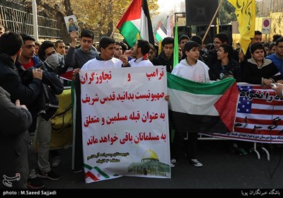طلبة المدارس فی طهران یحتجون على قرار ترامب حول القدس الشریف