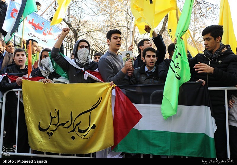 تجمع دانش‌آموزان تهرانی در اعتراض به تصمیم ترامپ