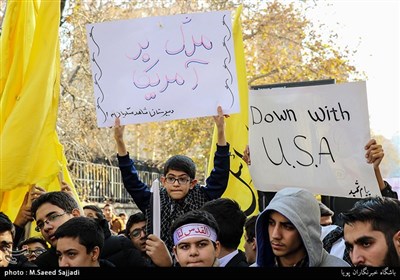 تجمع دانش آموزان انقلابی تهران در اعتراض به تصمیم خبیثانه دولت آمریکا مقابل سفارت سوئیس(دفتر حفاظت منافع آمریکا در ایران)