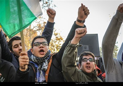 تجمع دانش آموزان انقلابی تهران در اعتراض به تصمیم خبیثانه دولت آمریکا مقابل سفارت سوئیس(دفتر حفاظت منافع آمریکا در ایران)