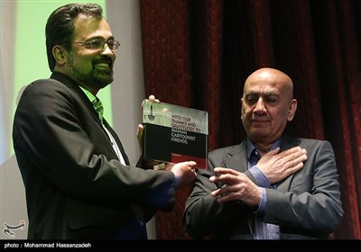 مسعود شجاعی طباطبایی مدیر خانه کاریکاتور ایران در مراسم اختتامیه یازدهمین دوسالانه کاریکاتور تهران
