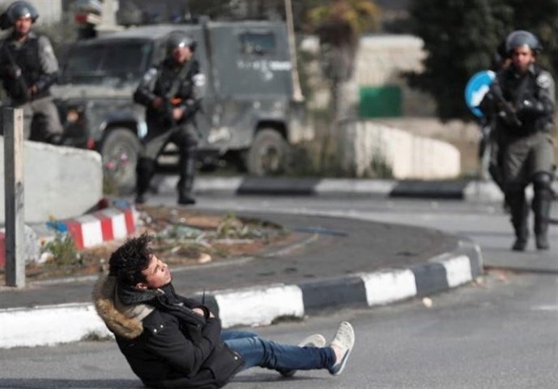 قتل یک فلسطینی توسط نظامیان صهیونیست مقابل خبرنگاران + فیلم