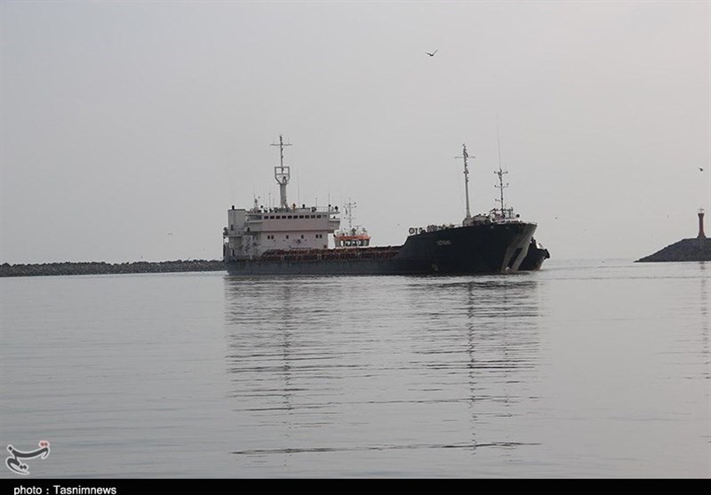 پهلوگیری کشتی باری و مسافری 150 متری در بندر بوشهر
