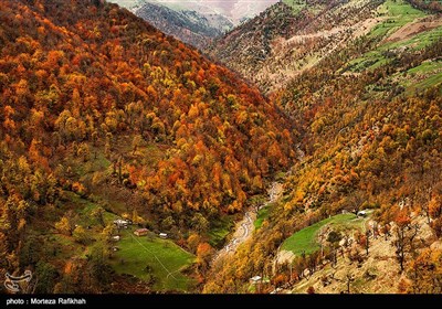 منظره پاییزی از جنگل، دره، روستا، مرتع و رود در ارتفاعات پونل استان گیلان.