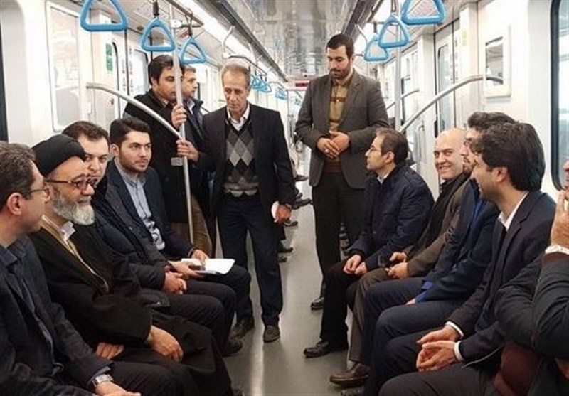 استفاده نماینده ولی‌فقیه در آذربایجان‌شرقی از مترو و تاکسی در هوای آلوده تبریز+تصاویر