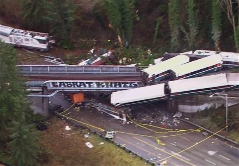 3 کشته و 100 زخمی در خروج قطار از ریل در آمریکا +فیلم و عکس