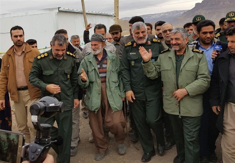 فرمانده سپاه پاسداران از کارگاه‌های ساخت کانکس در مناطق زلزله‎زده کرمانشاه بازدید کرد