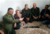 سلفی فرمانده سپاه با تنها بازمانده یک خانواده زلزله‌زده + عکس