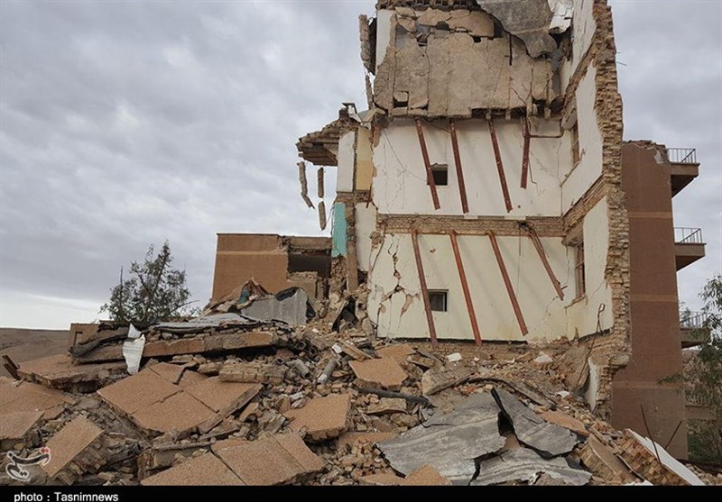 بازدید وزیر دفاع از مناطق زلزله‌زده