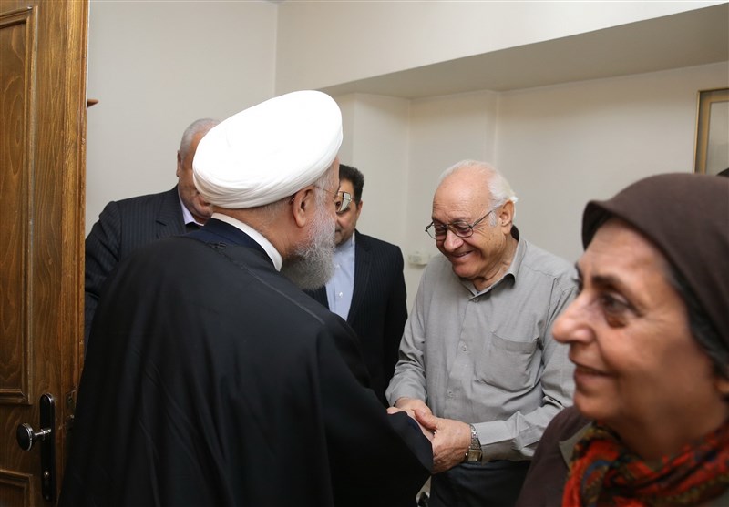 دیدار روحانی با خانواده شهید ادوین شاهمیریان + تصاویر