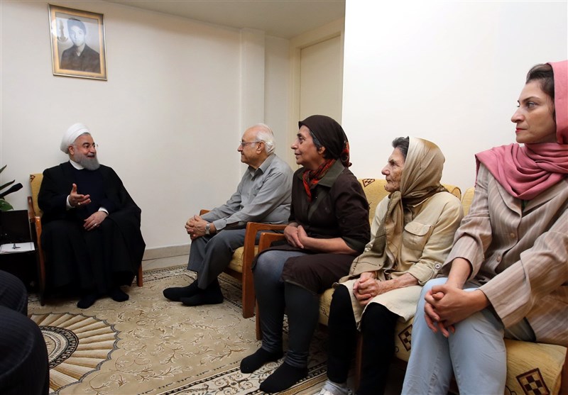 روحانی یزور عائلة احد الشهداء الأرمن فی ایران