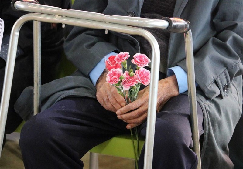 خدمات کاروان سلامتی هلال احمر زنجان به موسسه خیریه سالمندان ارائه می‌شود