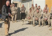 حمل اسلحه توسط وزیر غیرنظامی آمریکا در افغانستان