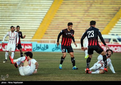 دیدار تیمهای فوتبال مشکی پوشان و سپید رود