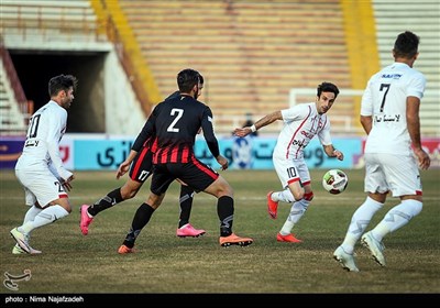 دیدار تیمهای فوتبال مشکی پوشان و سپید رود