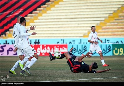 دیدار تیمهای فوتبال مشکی پوشان و سپید رود