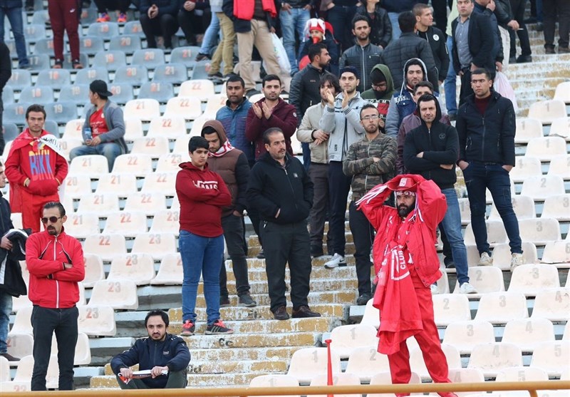 درگیری فیزیکی هواداران تراکتورسازی روی سکوهای ورزشگاه یادگار امام (ره)