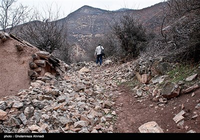 راهی که مسیر تردد ماشین بوده است ولی با ریزش مداوم سنگ از کوه دیگر قابل استفاده نیست.