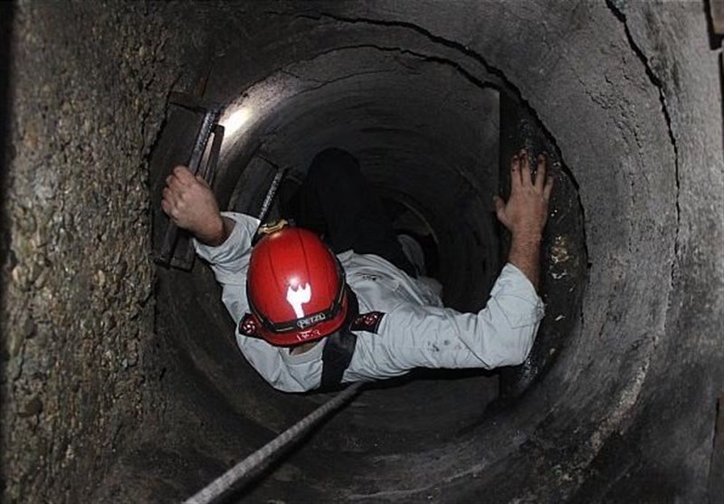 تصاویر/ تلاش آتش‌نشانان برای یافتن 2 کارگر در کانال زیرزمینی