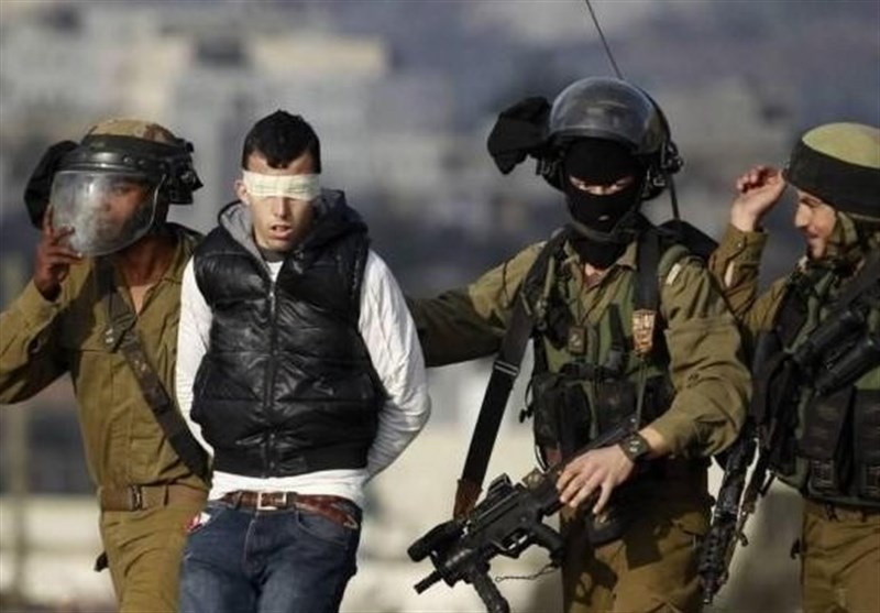 الکیان الصهیونی یعتقل 10 فلسطینیین فی الضفة الغربیة