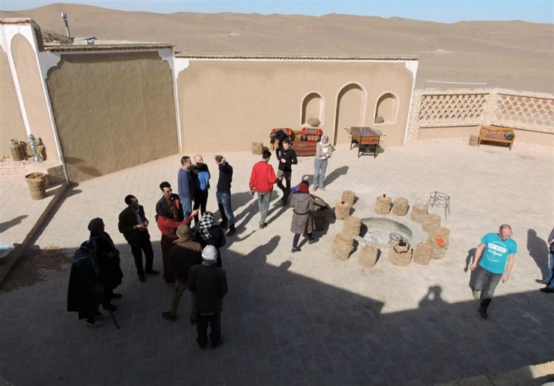 گردشگران آلمانی از کویر نمکزار سه قلعه شهرستان سرایان بازدید کردند + تصاویر
