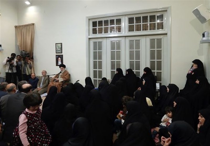 دیدار جمعی از خانواده‌های شهدا با امام خامنه‌ای