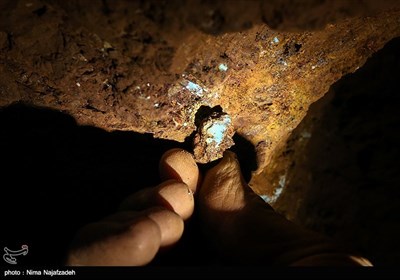کارگران معدن فیروزه روزانه هزاران کیلوگرم سنگ از دل کوه بیرون می‌کشند