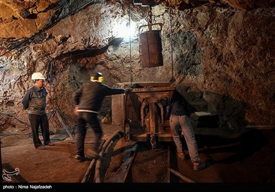کارگران در یکی از تونل‌های معدن فیروزه نیشابور