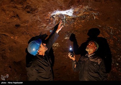 کارگران معدن فیروزه روزانه هزاران کیلوگرم سنگ از دل کوه بیرون می‌کشند.