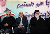 آیت الله علم الهدی و قاسم تقی زاده خامسی شهردار مشهد در راهپیمایی مردم مشهد در محکومیت اغتشاشات اخیر