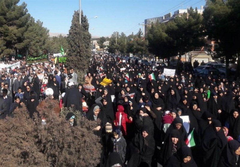 مردم استان خراسان جنوبی در حمایت از بیانیه شورای عالی امنیت ملی راهپیمایی می‌کنند