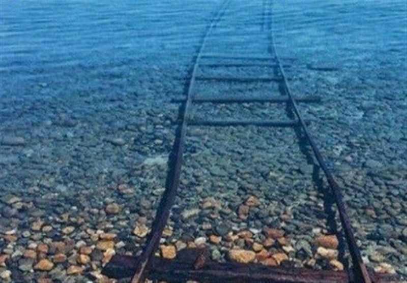 عکس/ریل قطار در زیر آب‌