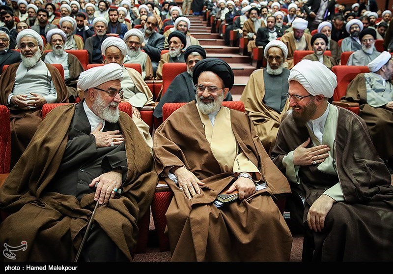 حجت‌الاسلام محمدجواد حاج‌علی‌اکبری رئیس جدید و حجت‌الاسلام سیدرضا تقوی رئیس سابق شورای سیاست‌گذاری ائمه جمعه کشور و حجت‌الاسلام محمد محمدی گلپایگانی رئیس دفتر مقام معظم رهبری