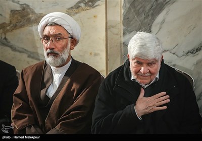 محمد هاشمی و حجت‌الاسلام مصطفی پورمحمدی در اولین سالگرد درگذشت آیت‌الله هاشمی رفسنجانی
