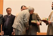 بوسه پدر شهید احمدی روشن بر دستان پدر نخستین شهید مدافع حرم خوزستان 