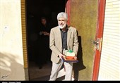 بوسه پدر شهید احمدی روشن بر دستان پدر نخستین شهید مدافع حرم خوزستان 