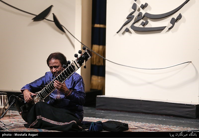 سی‌وسومین جشنواره موسیقی فجر|صندلی‌های خالی و زخمه‌های پرویزخان بر سی‌تار