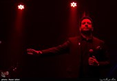 اجرای امید حاجیلی در دومین شب سی‌وسومین جشنواره موسیقی فجر- سالن ایرانیان