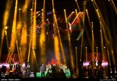 اجرای امید حاجیلی در دومین شب سی‌وسومین جشنواره موسیقی فجر- سالن ایرانیان
