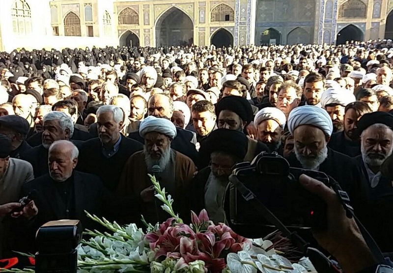رئیس حوزه علمیه اصفهان بر پیکر حجت‌الاسلام مظاهری نماز اقامه کرد
